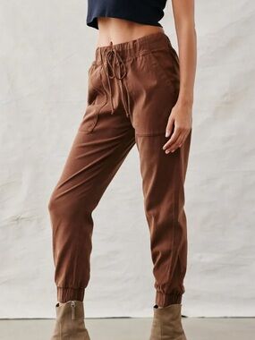 ~NWT bella dahl pocket jogger in brown